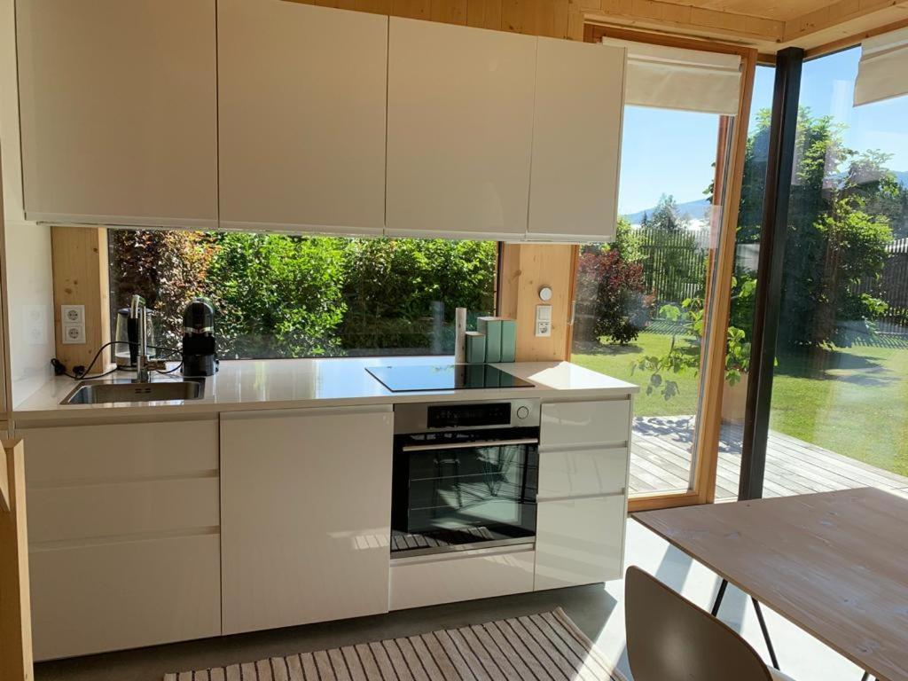 Kuchyňa alebo kuchynka v ubytovaní Modern & Homely Nature-Apartemt