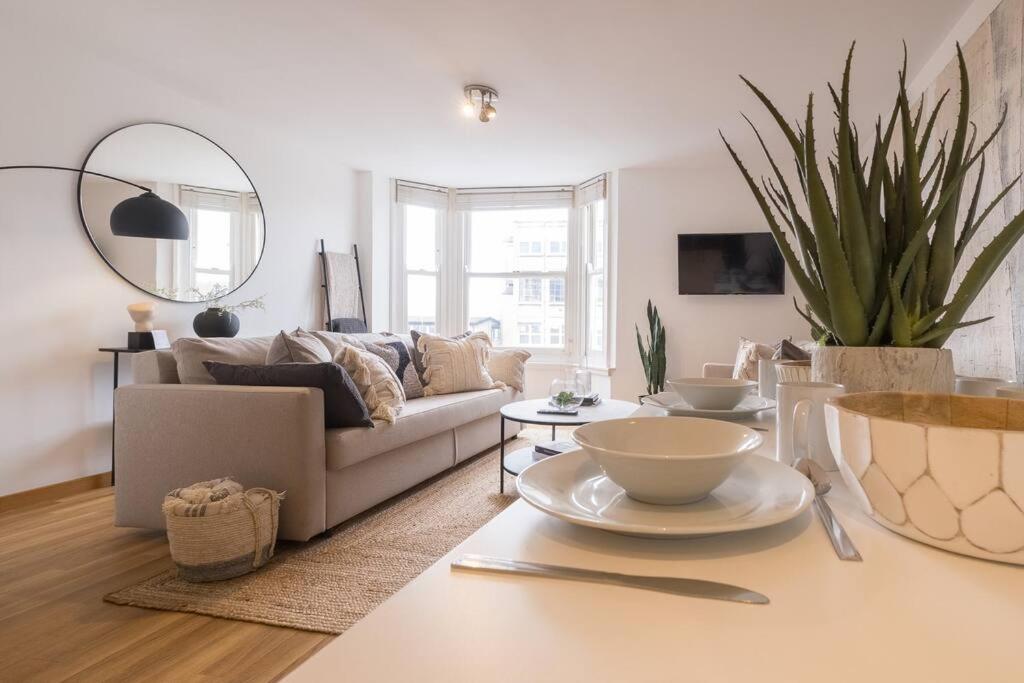 sala de estar con sofá y mesa en Beautifully styled, central apartment sleeping 10, en Brighton & Hove