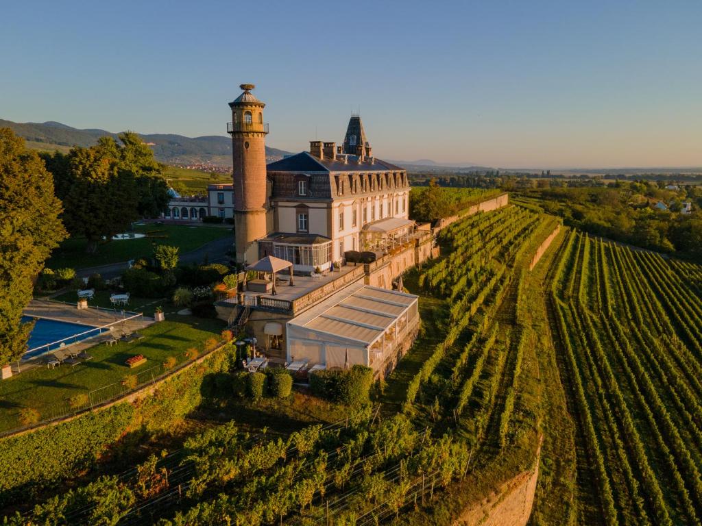 Vue panoramique sur l'établissement Château d'Isenbourg & SPA