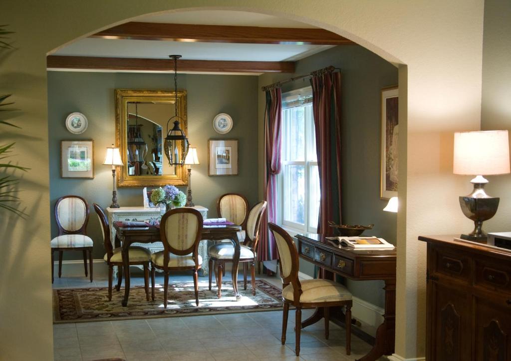 The Sanford House Inn & Spa - King Suite