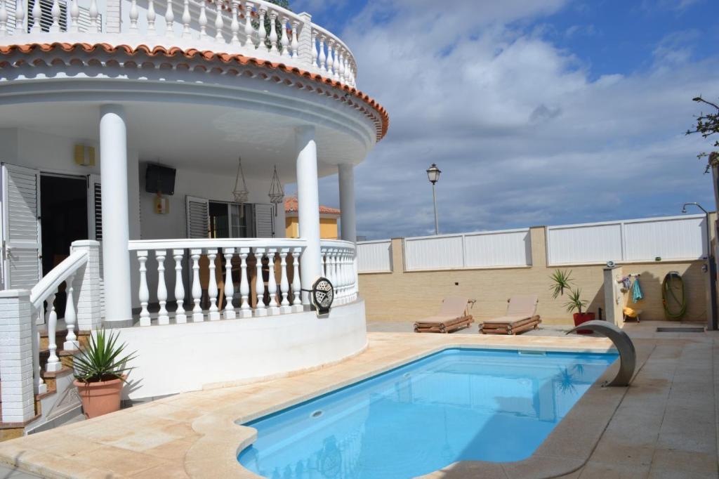 Casa con piscina y balcón en Villa Time For Us by Maspalomas Holiday Villas, en Maspalomas