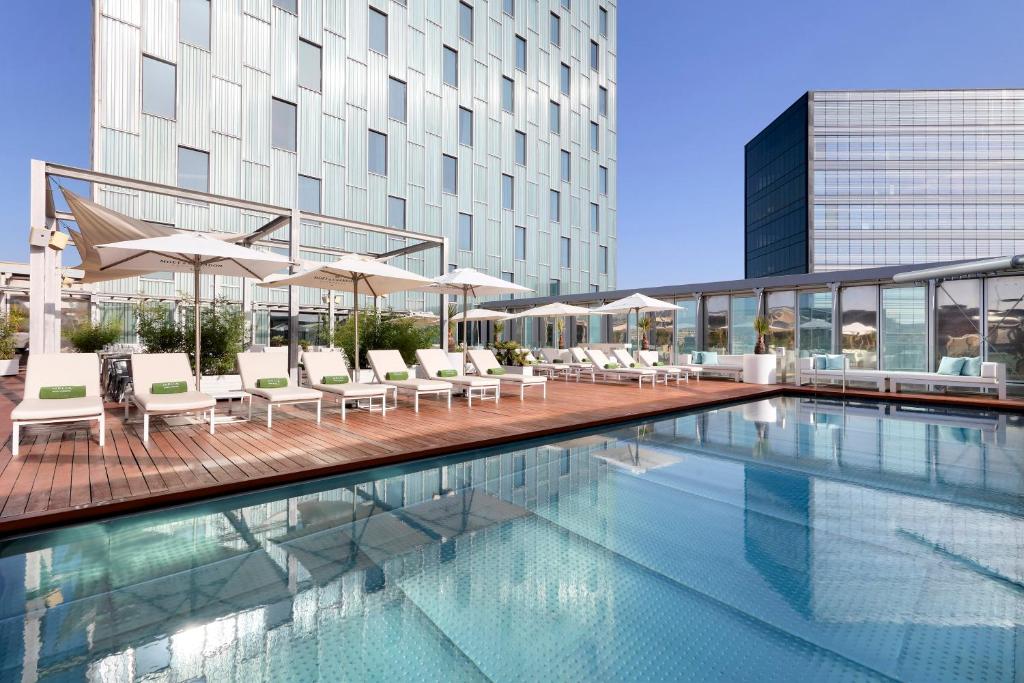 Bazén v ubytování The Level at Melia Barcelona Sky nebo v jeho okolí