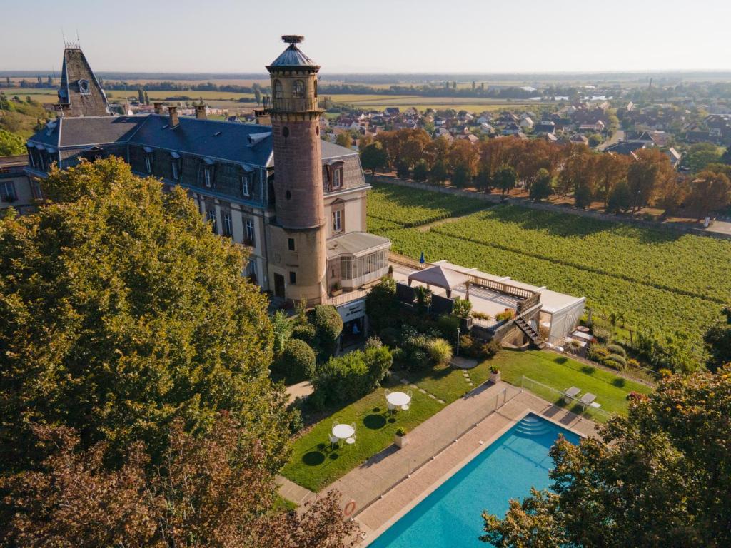 een luchtzicht op een gebouw met een toren bij Château d'Isenbourg & SPA in Rouffach