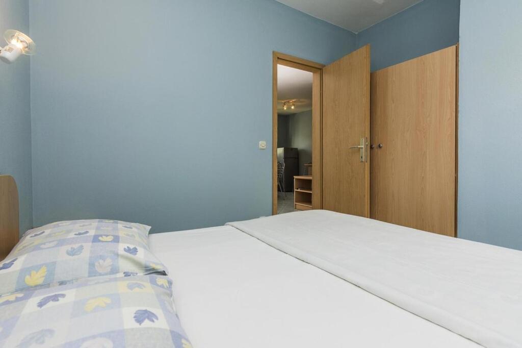 Postel nebo postele na pokoji v ubytování Apartments Rosmary, Zaton, with pool