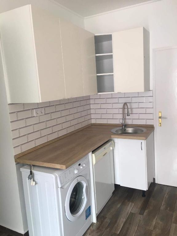Kuchyňa alebo kuchynka v ubytovaní Cuki Apartmanok