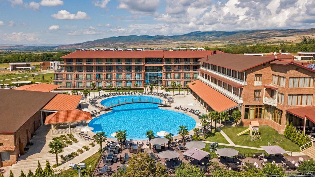 - une vue aérienne sur un complexe avec une grande piscine dans l'établissement Ambassadori Kachreti Golf Resort, à Kachretʼi