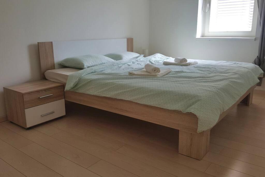 Postel nebo postele na pokoji v ubytování Beautiful, quiet apartment at the heart of Brno