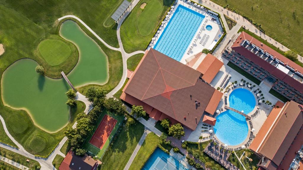 Bazén v ubytování Ambassadori Kachreti Golf Resort nebo v jeho okolí