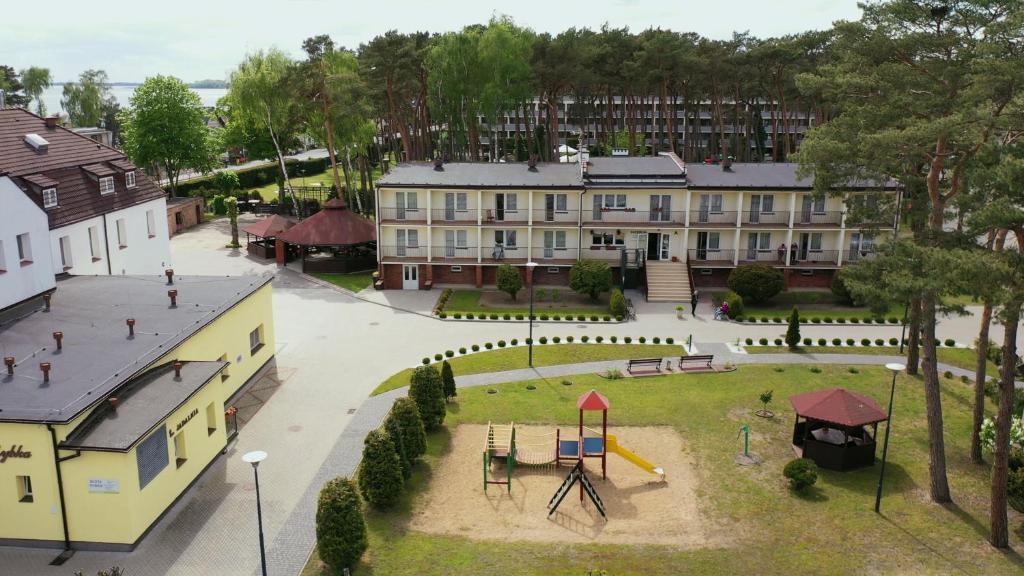 - Vistas aéreas a un parque con parque infantil en Złota Rybka Natura Tour, en Dziwnówek