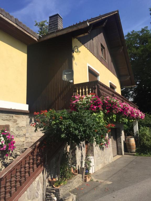 un edificio con flores a un lado. en Winzerhäuschen Kern, en Fehring