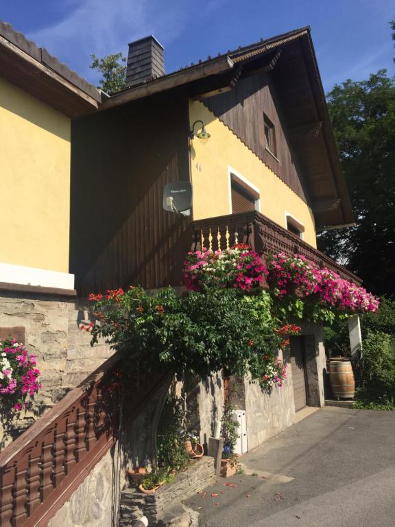 Un edificio con flores en el costado. en Winzerhäuschen Kern, en Fehring