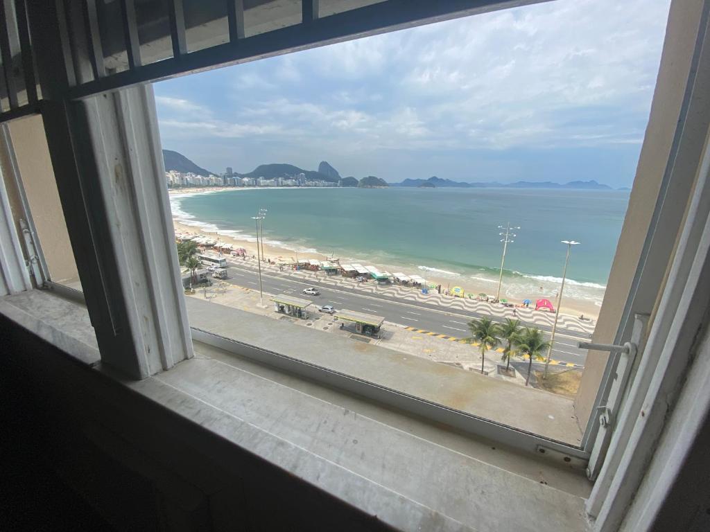 una ventana con vistas a la playa en FRONTAL MAR Copa, en Río de Janeiro