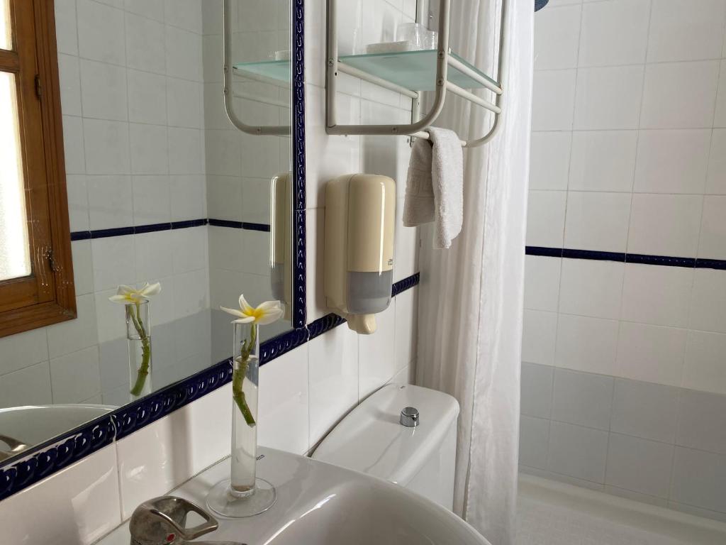 A bathroom at Hostal Moscatel