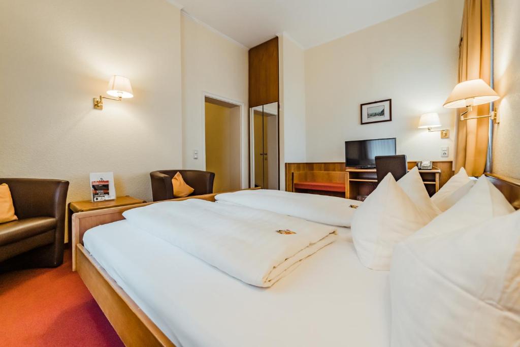 Postel nebo postele na pokoji v ubytování Hotel am Marschiertor