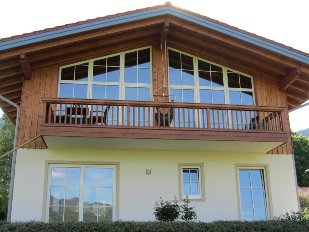 een huis met een balkon er bovenop bij Ferienwohnung Panoramablick in Marquartstein