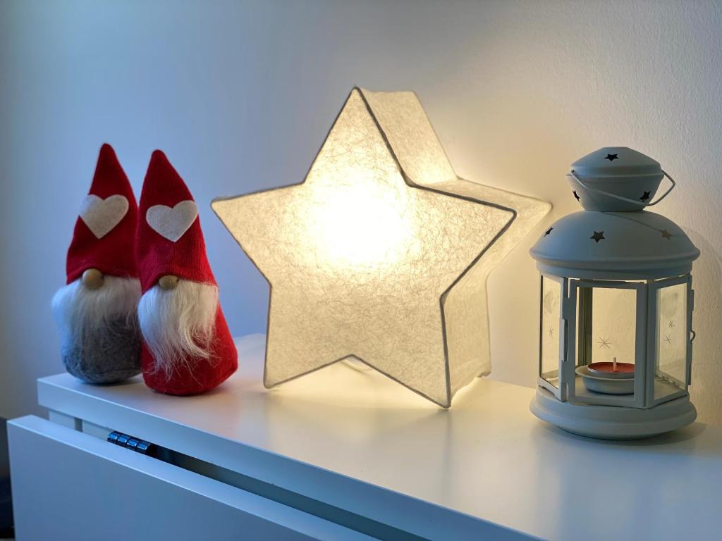 uma mesa de cabeceira com uma estrela, um candeeiro e uma lanterna em Chasse neige - Cervinia em Breuil-Cervinia