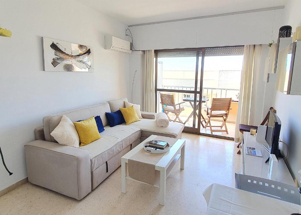 sala de estar con sofá y mesa en Beachfront Studio Apartment Marbella en Marbella