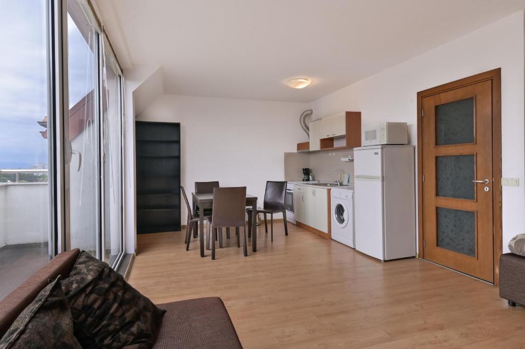 Кухня или мини-кухня в One-Bedroom Maisonette with Spacious Terrace
