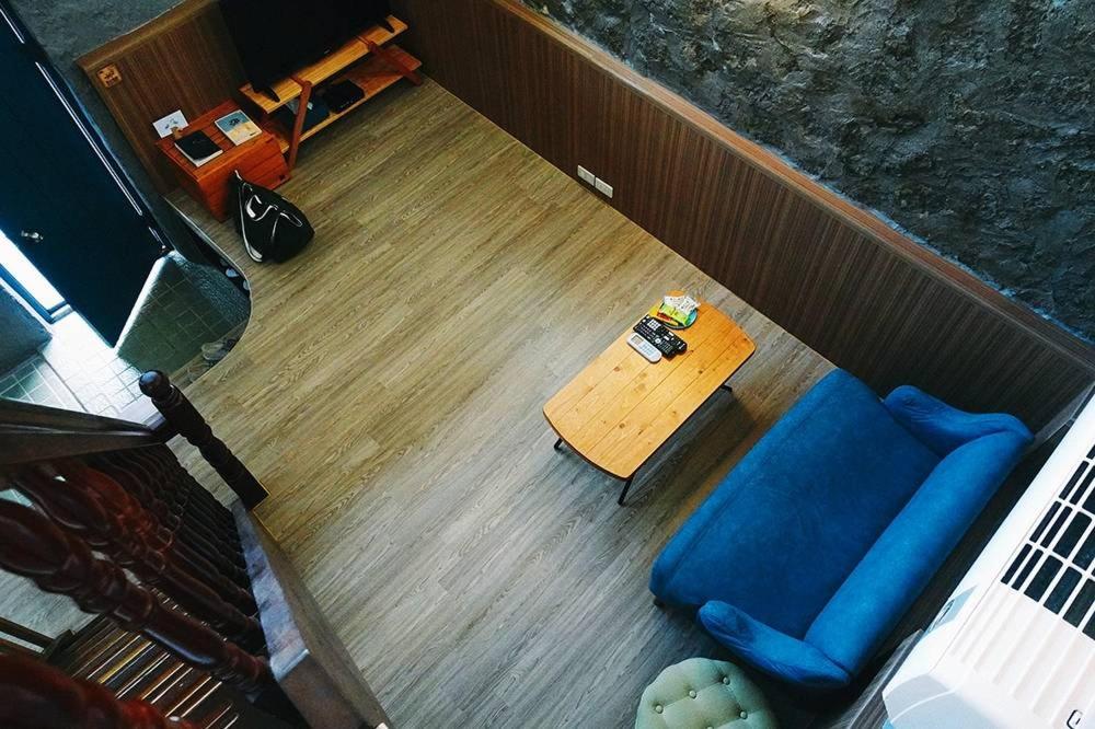 an overhead view of a living room with a table and a blue chair at Taipei Jinguashi Cloud Mountain Homestay B&amp;B in Jiufen