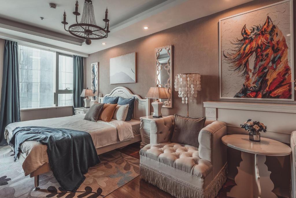 - une chambre avec un lit, un canapé et une chaise dans l'établissement Tianjin G'apartment - Five Great Avenues, à Tianjin
