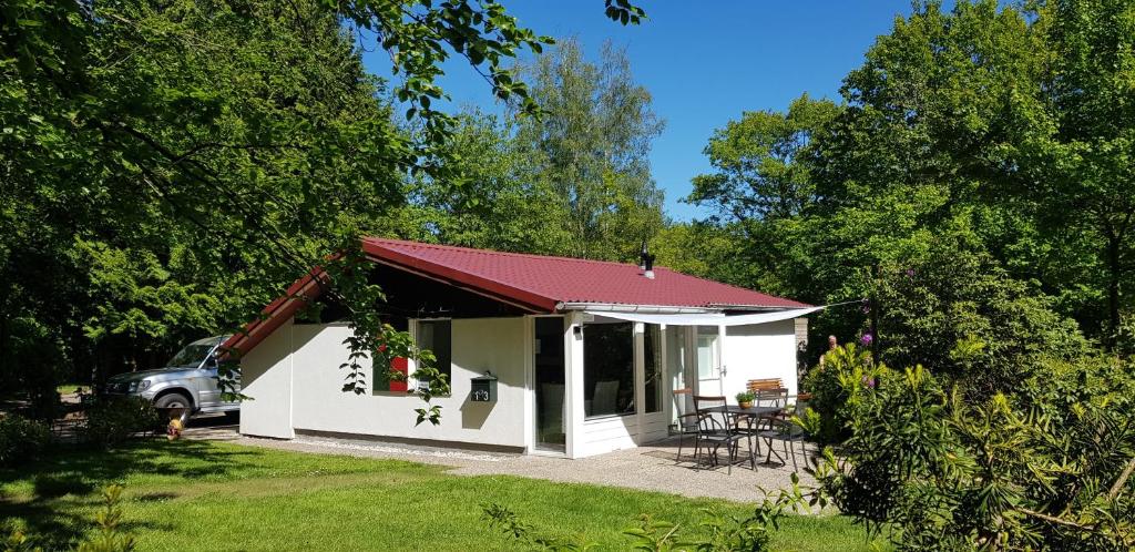 ein kleines weißes Haus mit rotem Dach in der Unterkunft Vakantiehuis Dartien in Exloo
