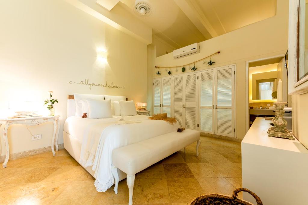 Postel nebo postele na pokoji v ubytování Casa Diluca Cartagena Hotel Boutique