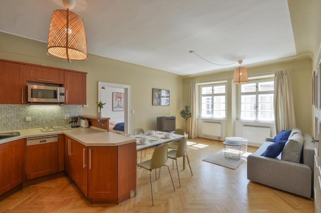 een keuken en een woonkamer met een bank en een tafel bij Celetná 27 Residence in Praag