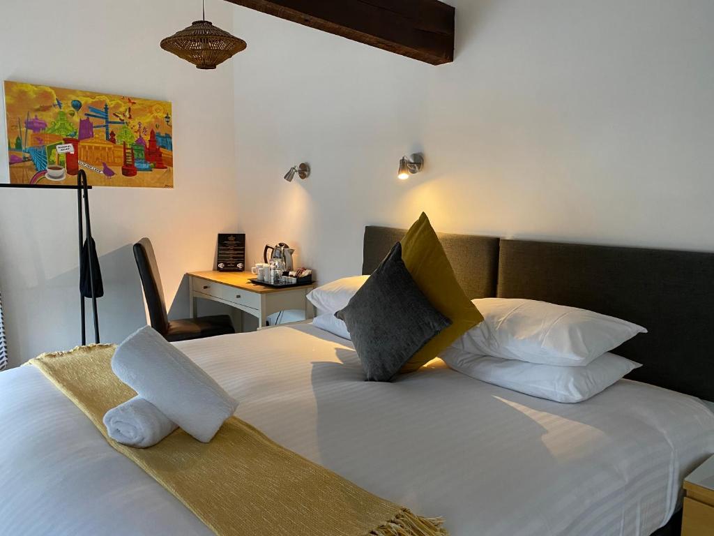 Postel nebo postele na pokoji v ubytování Crows Hotel