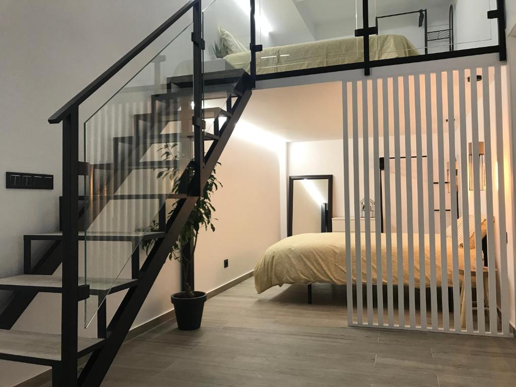 Camera con letto a castello e scala di Precioso Loft a 150 metros de la playa a Santa Pola