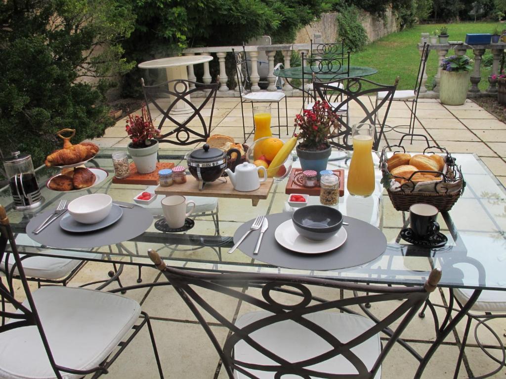 une table en verre avec des plaques de cuisson dans l'établissement ChezLola, à Civray