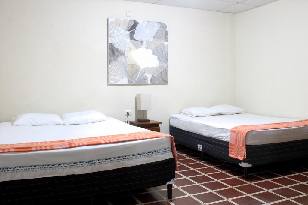 サンタ・アナにあるCasa Central de Santa Anaのベッド2台が隣同士に設置された部屋です。
