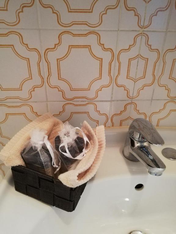 kosz na zlewie w łazience obok kranu w obiekcie Nino e Issi Apartment w Trieście