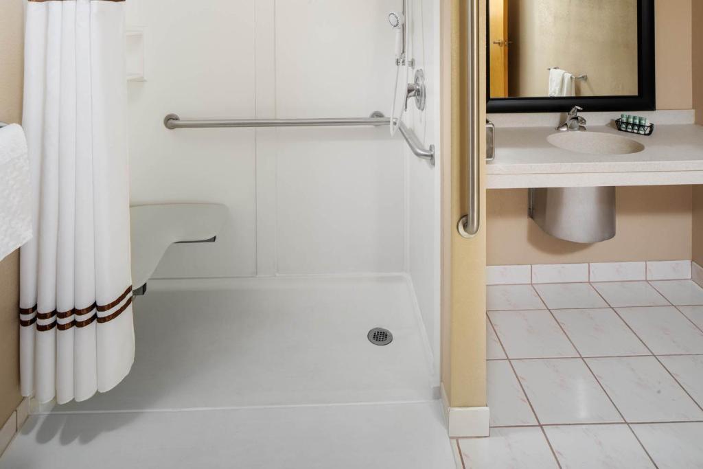 Best Western University Inn - King Room With Roll-In Shower - Disability Access
