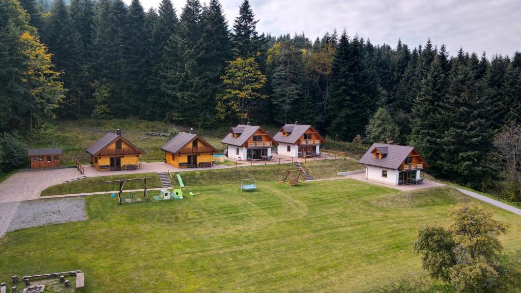 una vista aerea di un gruppo di case in un campo di Domki w Kasinie a Kasina Wielka