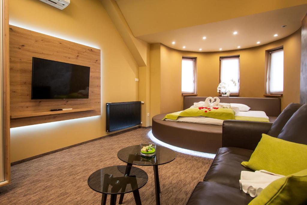 Habitación de hotel con cama y sofá en Veres Motel en Veresegyház