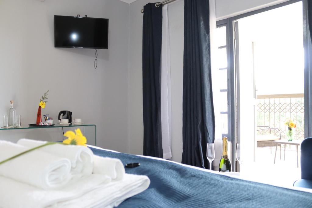 Postel nebo postele na pokoji v ubytování Uzuri Lifestyle