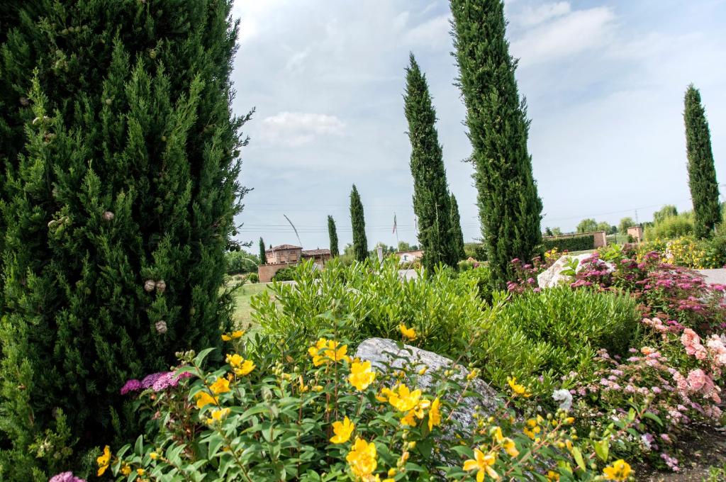 Ogród w obiekcie Garda Residence San Vigilio Golf