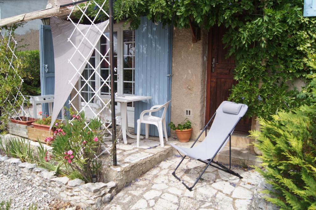 Κήπος έξω από το Petit studio atypique et cosy en Provence