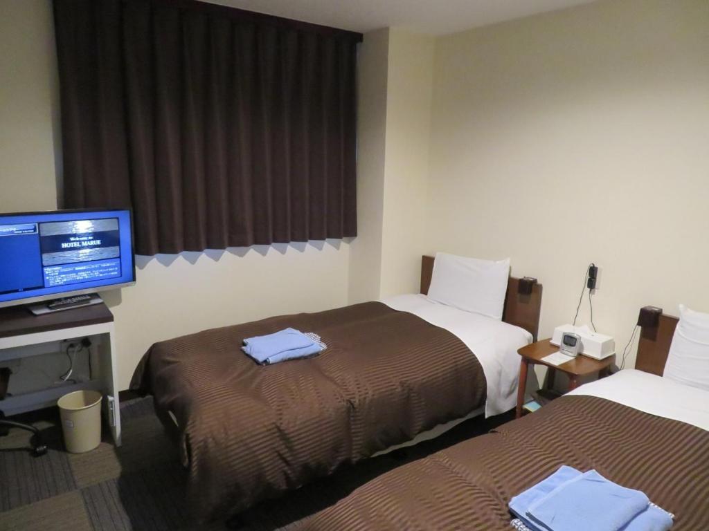 Habitación de hotel con 2 camas y TV de pantalla plana. en Hotel Marue - Vacation STAY 76469v en Kamaishi