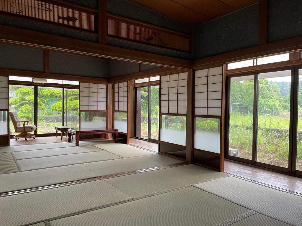 una habitación vacía con ventanas en una habitación japonesa en Rental villa, Otomi's house - Vacation STAY 11993, en Kimitsu