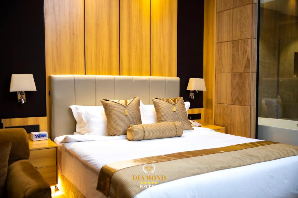 Postel nebo postele na pokoji v ubytování Hotel Diamond Prishtina