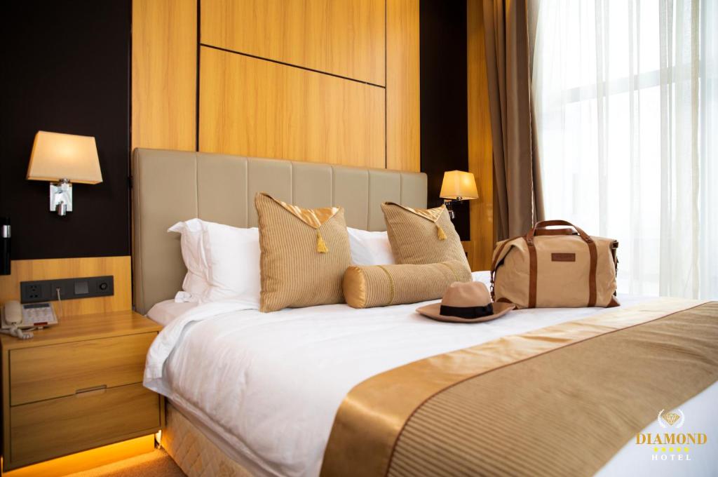 Postel nebo postele na pokoji v ubytování Hotel Diamond Prishtina