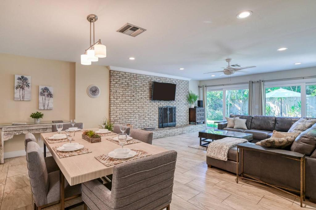 een woonkamer met een bank en een tafel bij 56 Valencia Street in St. Augustine