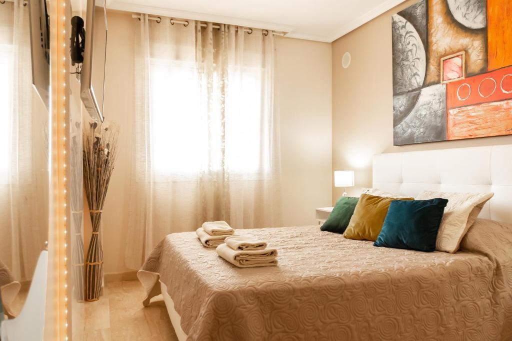 a bedroom with a bed with towels on it at Lindo apartamiento Tivoli in Arroyo de la Miel