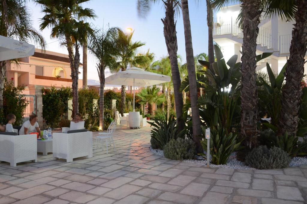A garden outside B&B LA COLIMENA
