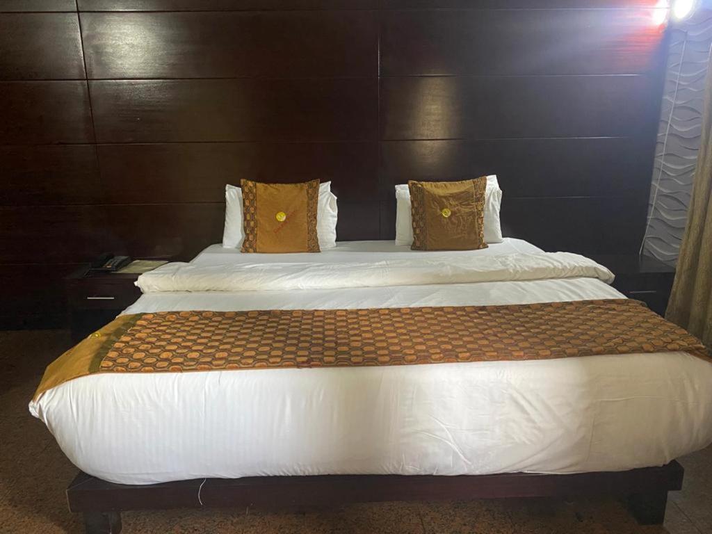 Postel nebo postele na pokoji v ubytování Galpin Suites