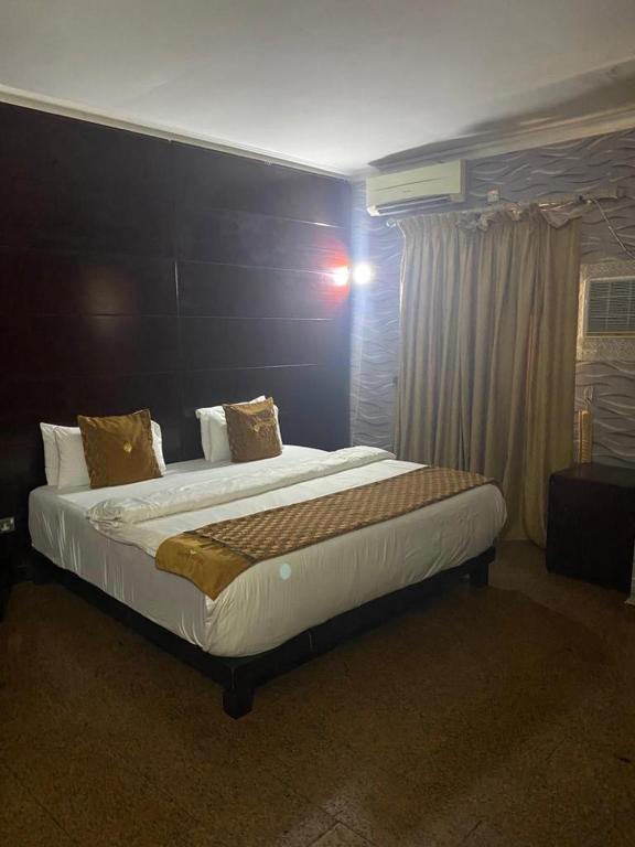 Postel nebo postele na pokoji v ubytování Galpin Suites