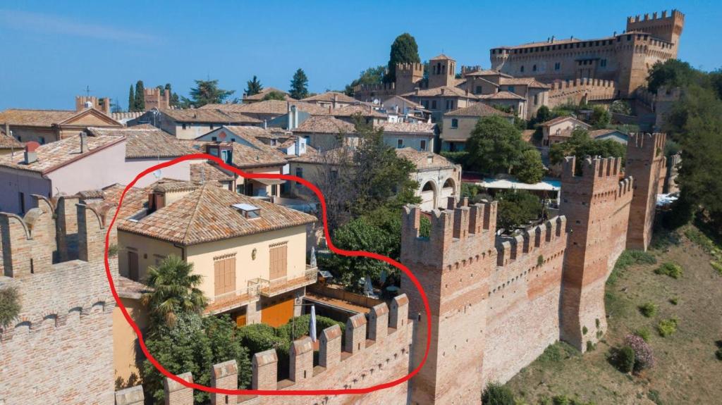 um círculo vermelho no topo de um castelo em Cà La Terrazza em Gradara