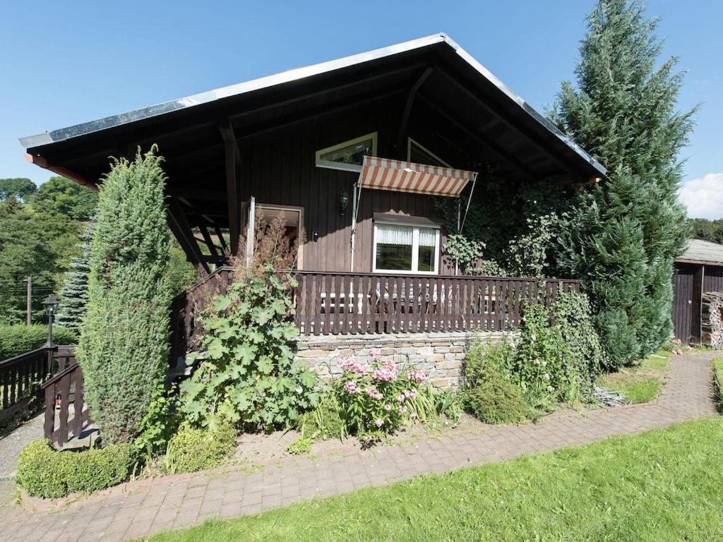 een huis met een hek ervoor bij Homey Chalet in Breitenbrunn Rittersgrun in Breitenbrunn