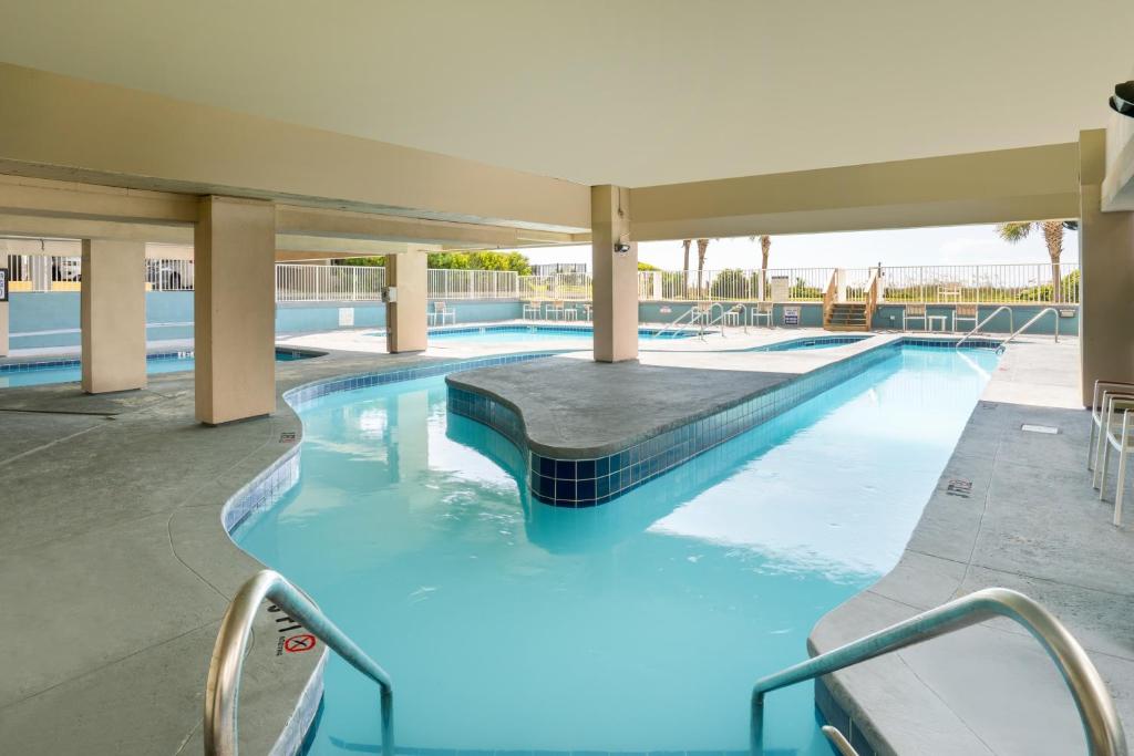Bazén v ubytování Palette Resort Myrtle Beach nebo v jeho okolí